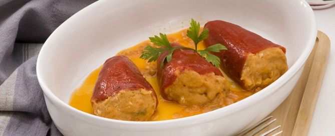 Pimientos con bechamel, atún y pan rallado