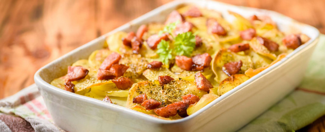 cazuela-patatas-salchicha-picante