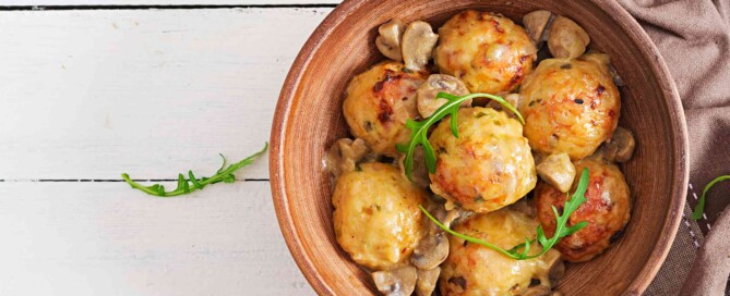 plato de albondigas con setas sobre una mesa para disfrutar de un almuerzo saludable