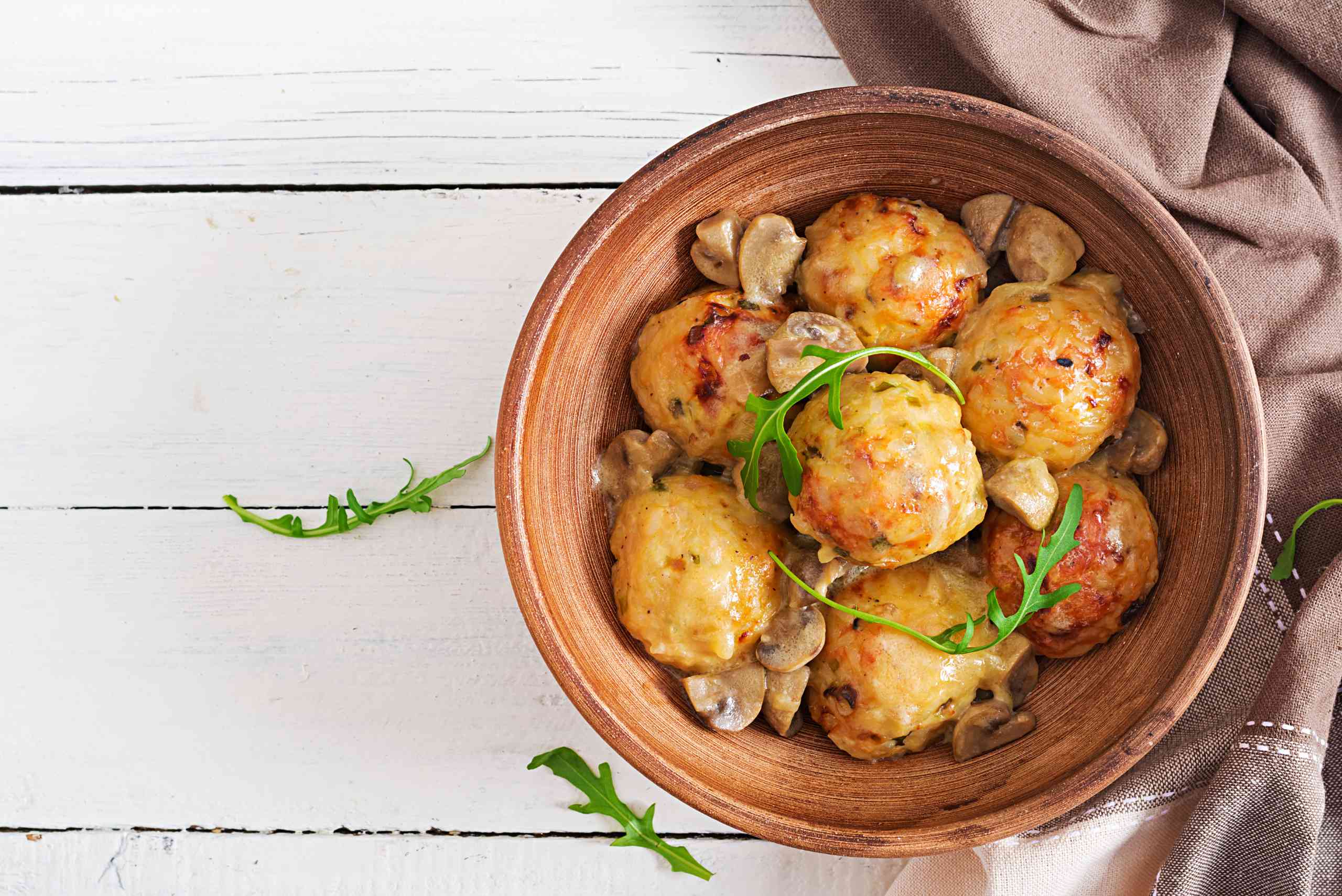 plato de albondigas con setas sobre una mesa para disfrutar de un almuerzo saludable