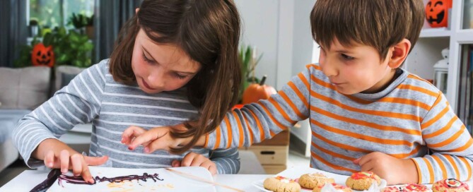 niños ayudando a cocinar comida para niños temática de halloween