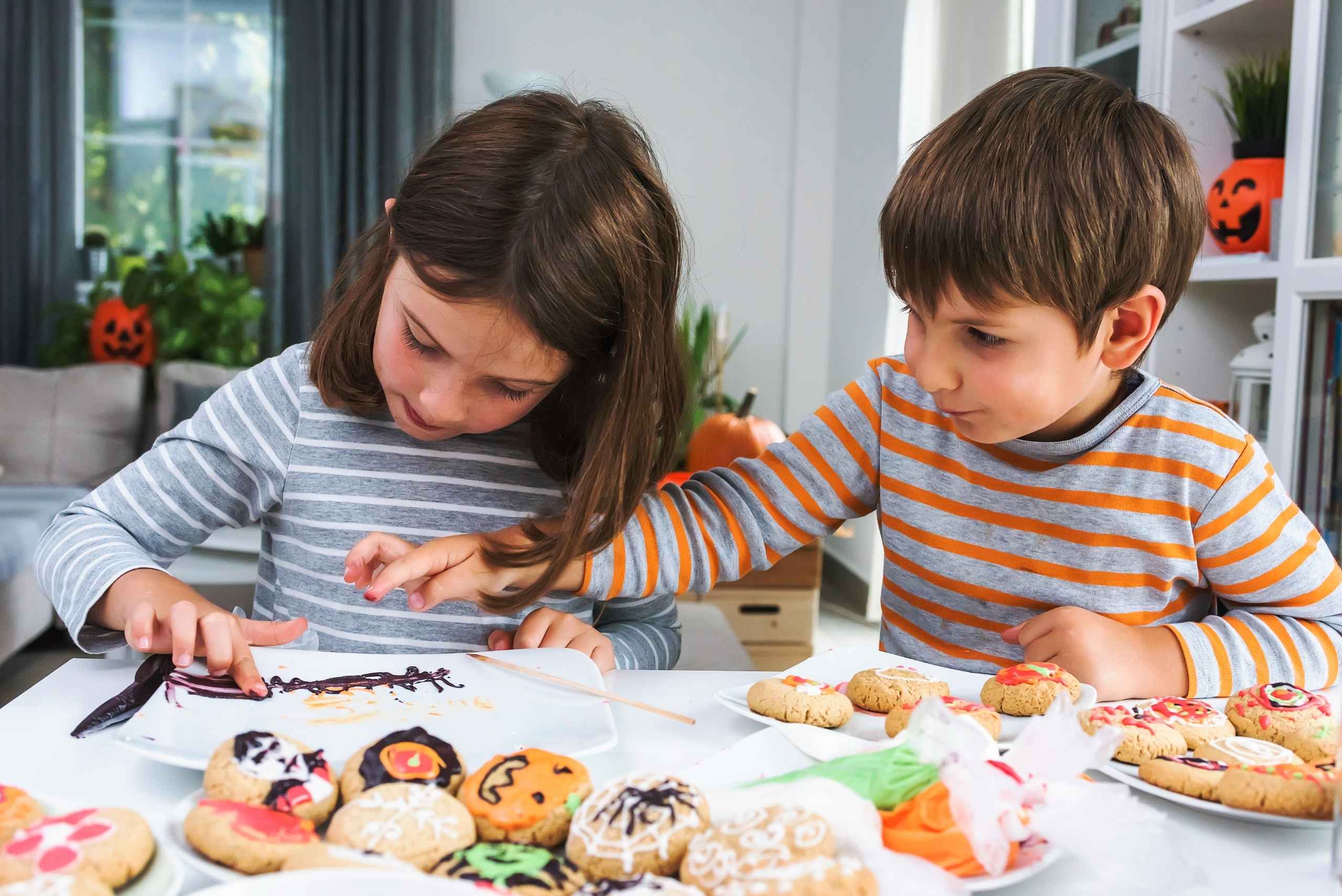 niños ayudando a cocinar comida para niños temática de halloween