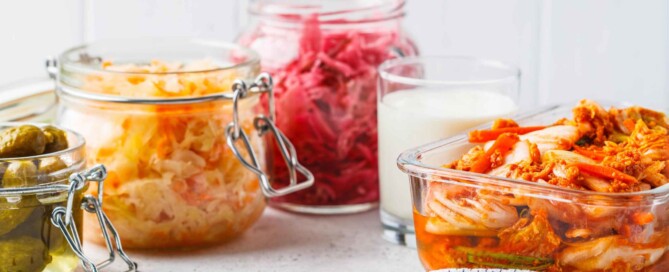 imagen con tarros de cristal con comida equilibrada para mi dieta semanal