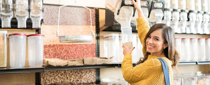 chica comprando legumbres a granel para ahorrar en comida