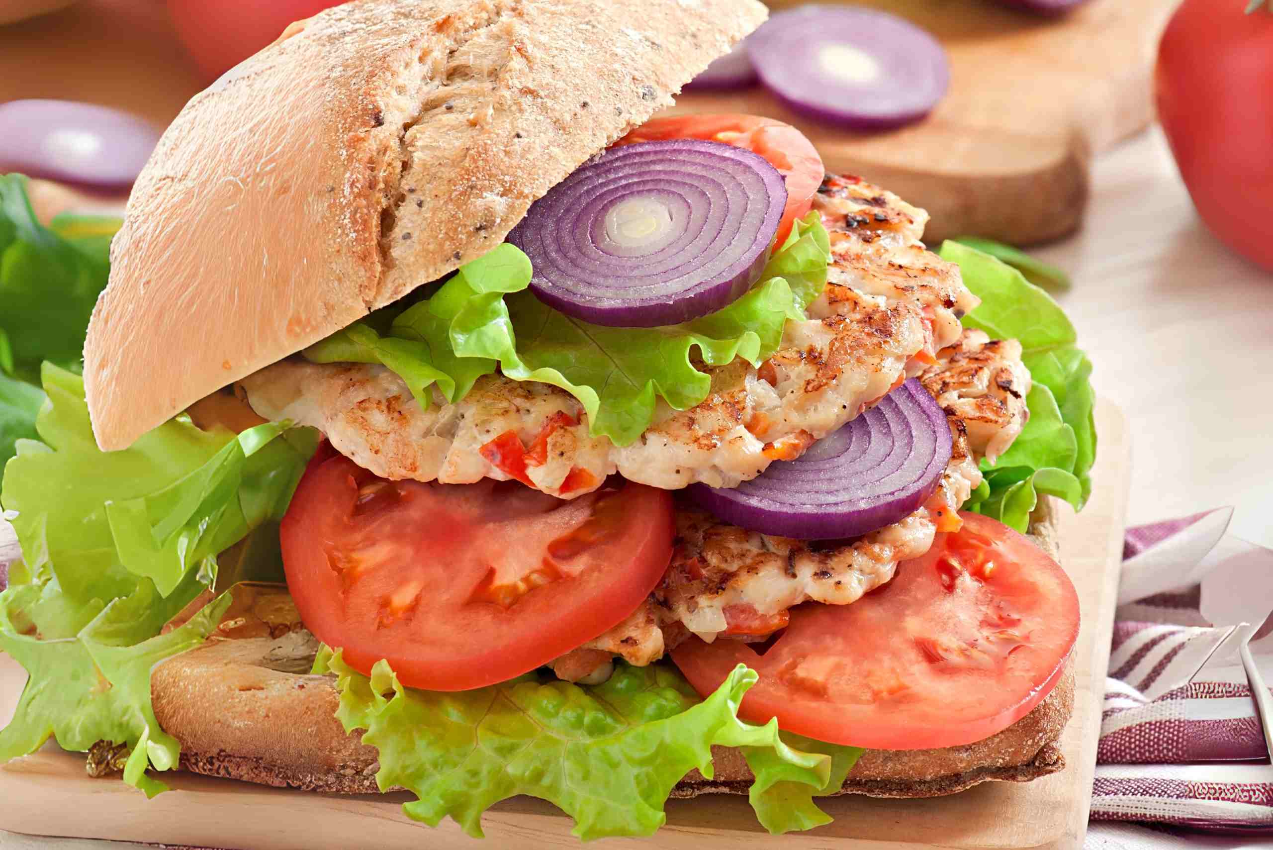 Comidas rápidas y saludables: hamburguesa veraniega de pollo