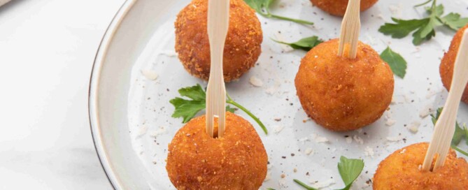 receta-croquetas-pan-rallado-puerros-datiles