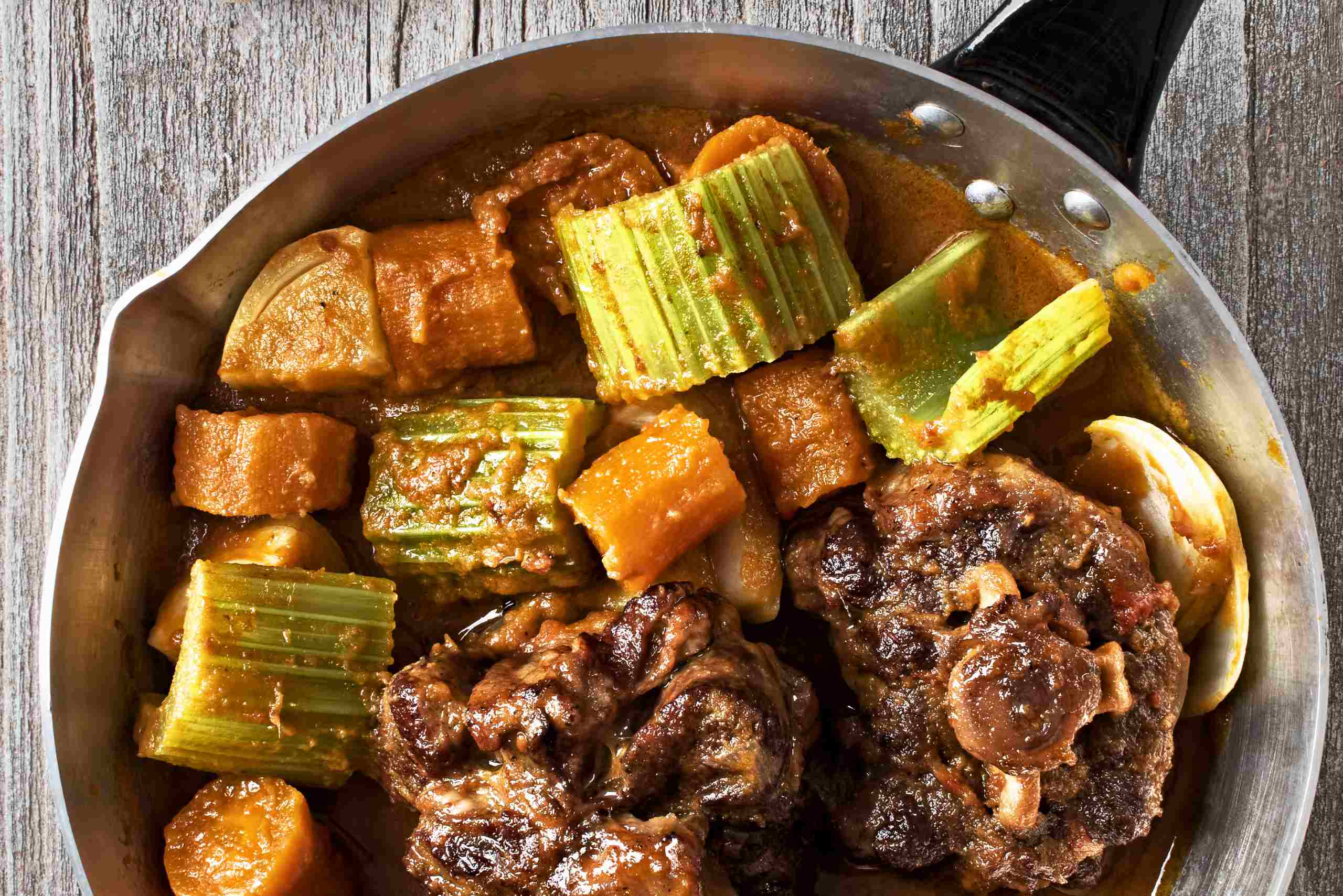 Rabo de toro estofado: receta cordobesa tradicional